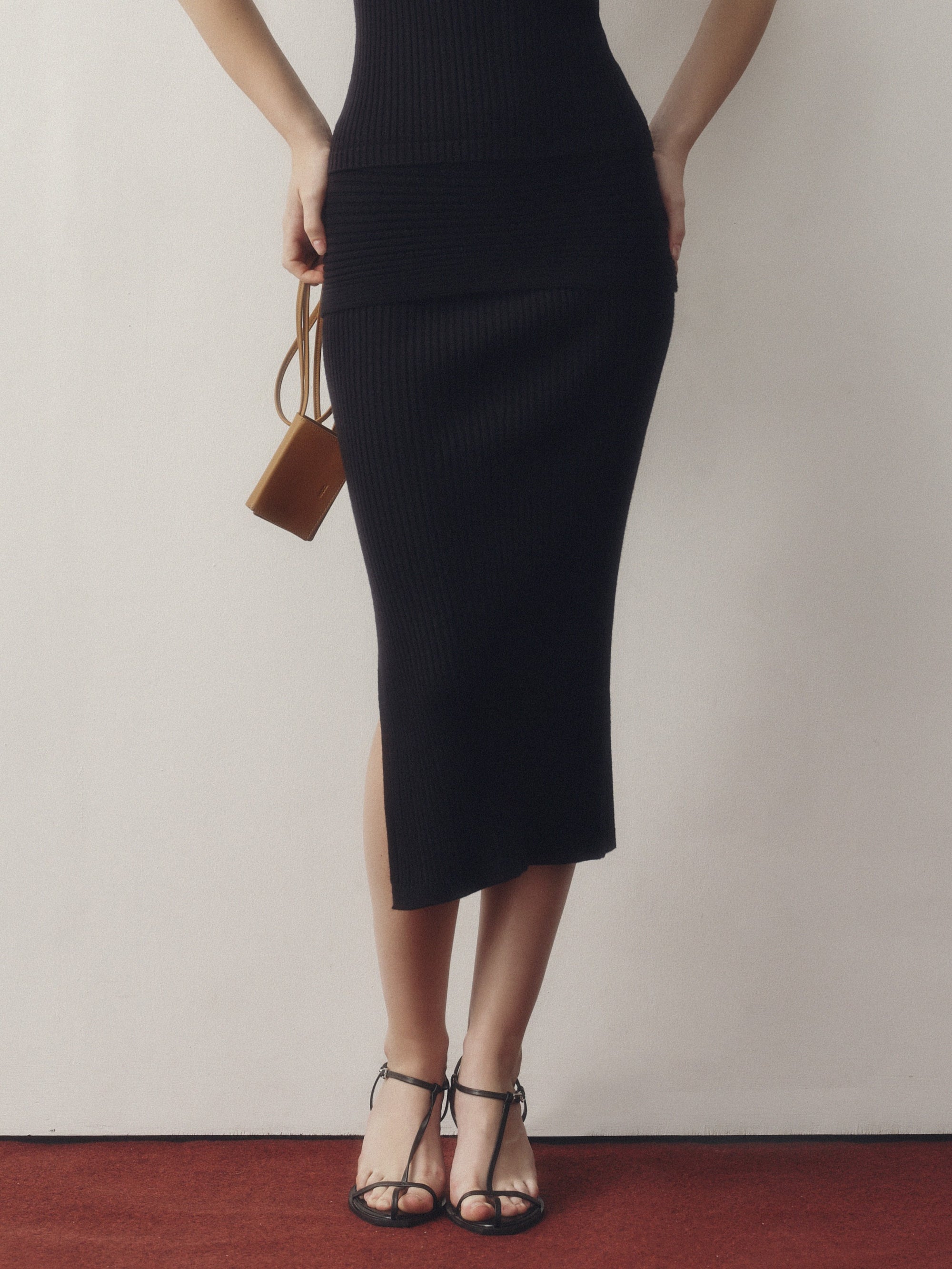 Seamless Knit Column Skirt in Black