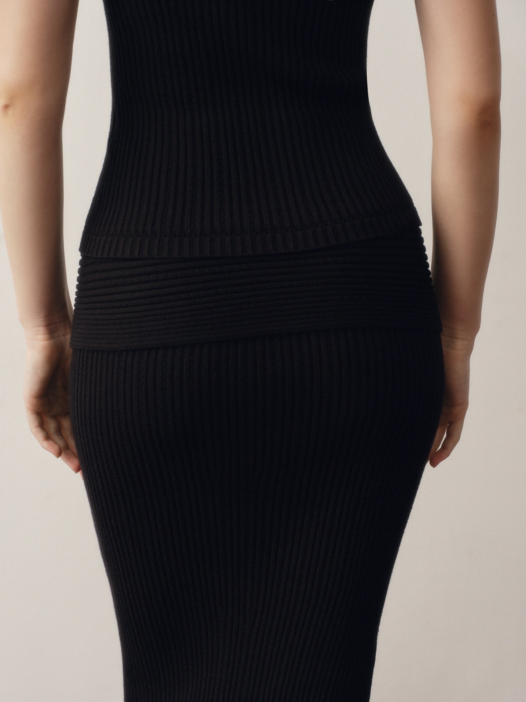 Seamless Knit Column Skirt in Black