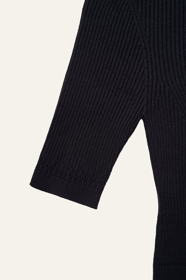 Seamless Knit Sleeved Top in Black